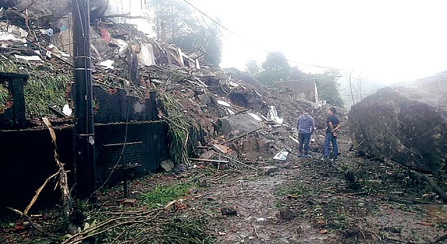 Deslizamento atingiu quatro casas em Petrópolis. Foto: Reprodução Facebook
